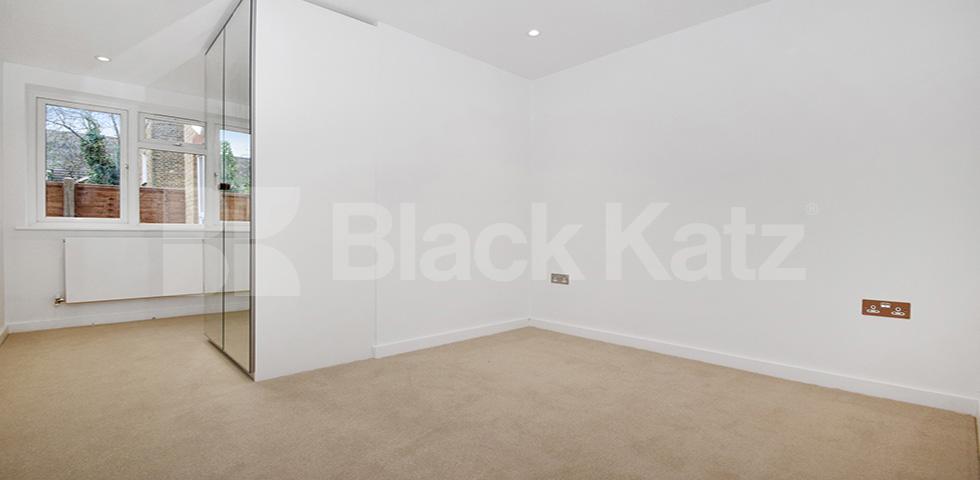 			Amazing Three Bedroom Garden Property !, 3 Bedroom, 1 bath, 1 reception Apartment			 Avenue road, Seven Sisters